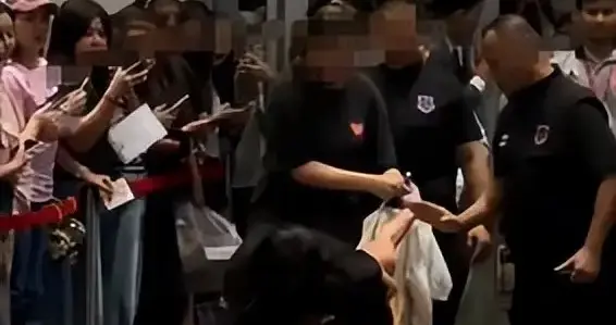 惊动中国大使馆！国人女孩海外花钱消费，却遭当众围殴羞辱