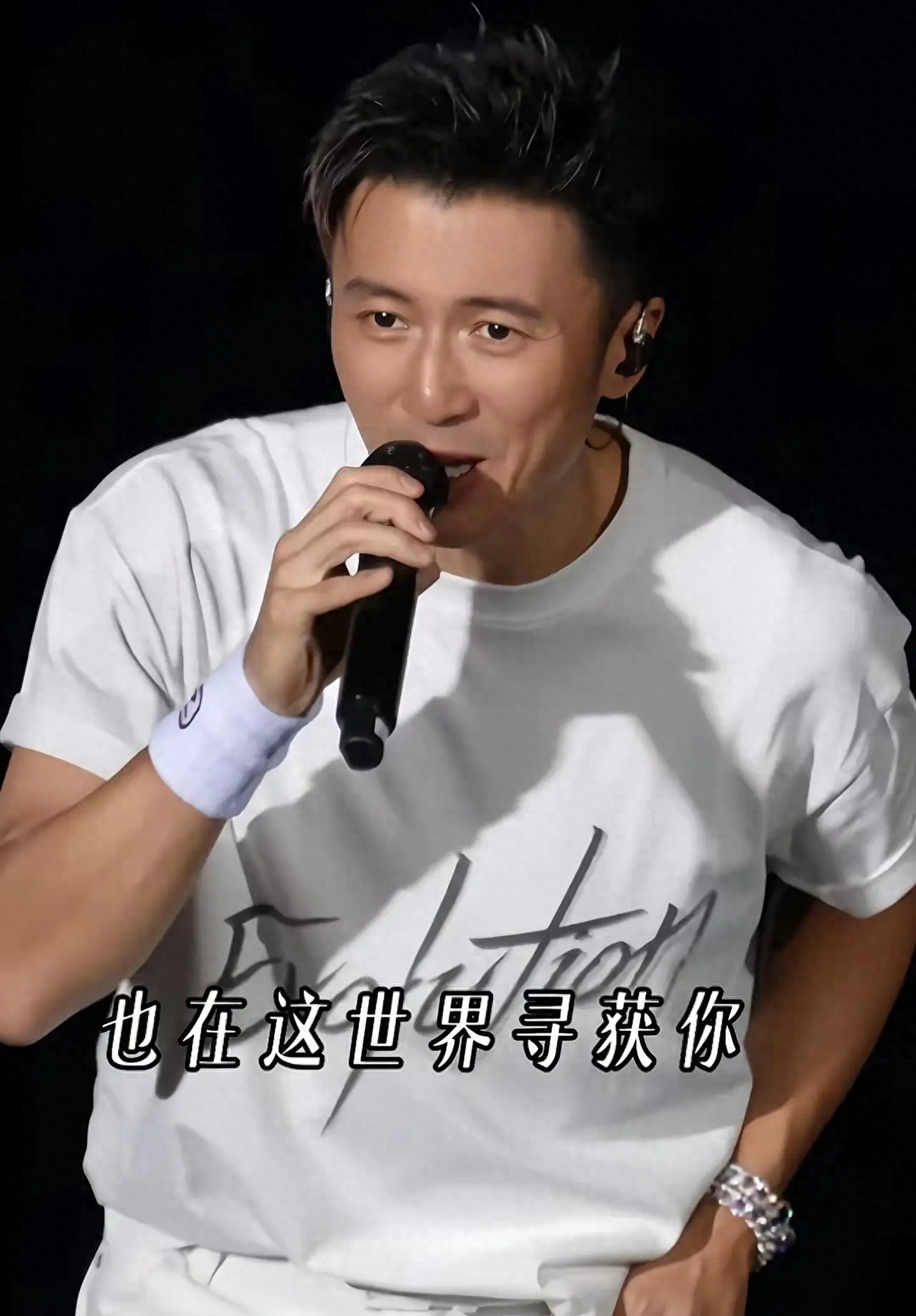 惊喜彩蛋拉满！王菲低调现身谢霆锋鸟巢演唱会隔空互动细节引热议