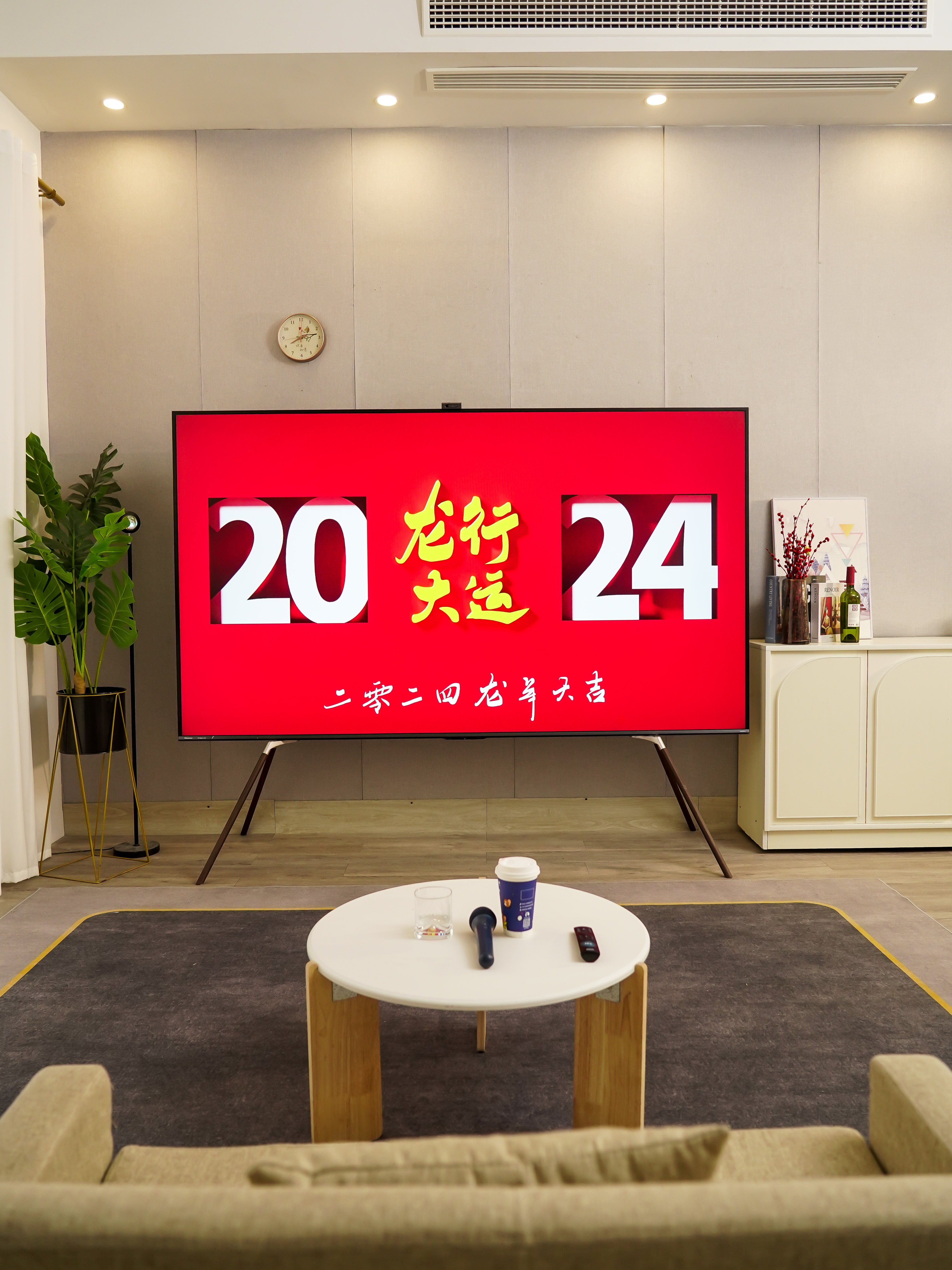 买了海信100英寸，老妈又开始追甄嬛传