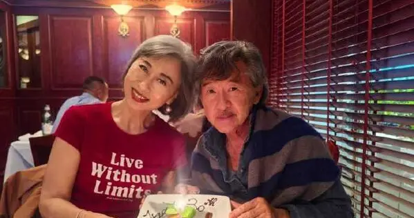 65岁叶蒨文开唱爆意外！热舞险摔下舞台　男伴舞「拦腰」神救援
