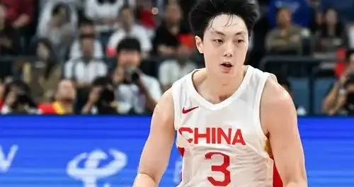 后卫线太弱。传胡明轩紧急回归中国男篮，备战8月两场世预赛。