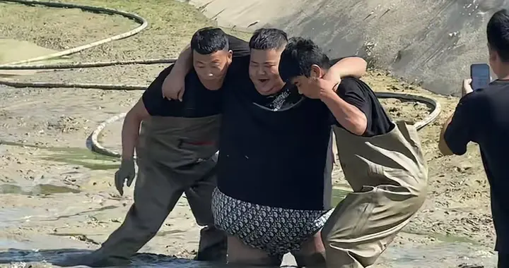 良子下泥塘抓甲鱼结果双腿无法动弹，两人用力都没将其抬起