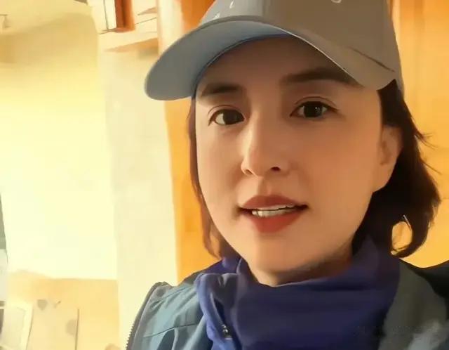 张蕾母子云南旅游，住藏族家中体验生活，称藏族人“藏民”惹不满