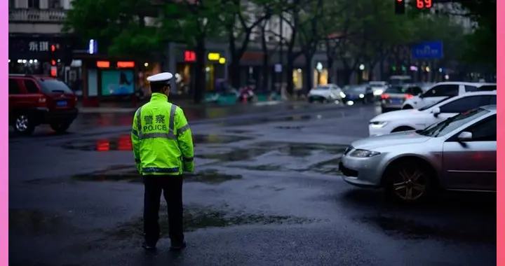 交警提醒：等红灯时，这两种情况直接扣2分罚200，很多车主已中招