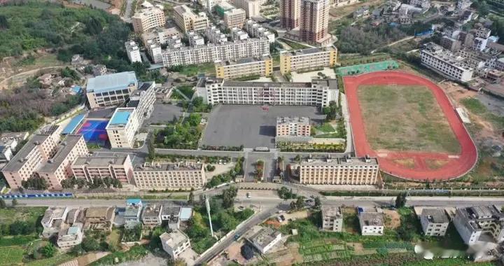 儿子遭校园欺凌，父亲在学校调解室猝死，妻子发声：全家人都快抑郁，儿子精...