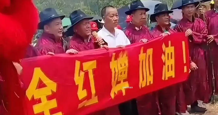 全红婵清明回老家，跟着长辈上山祭祖，骑电车载着哥哥太飒...