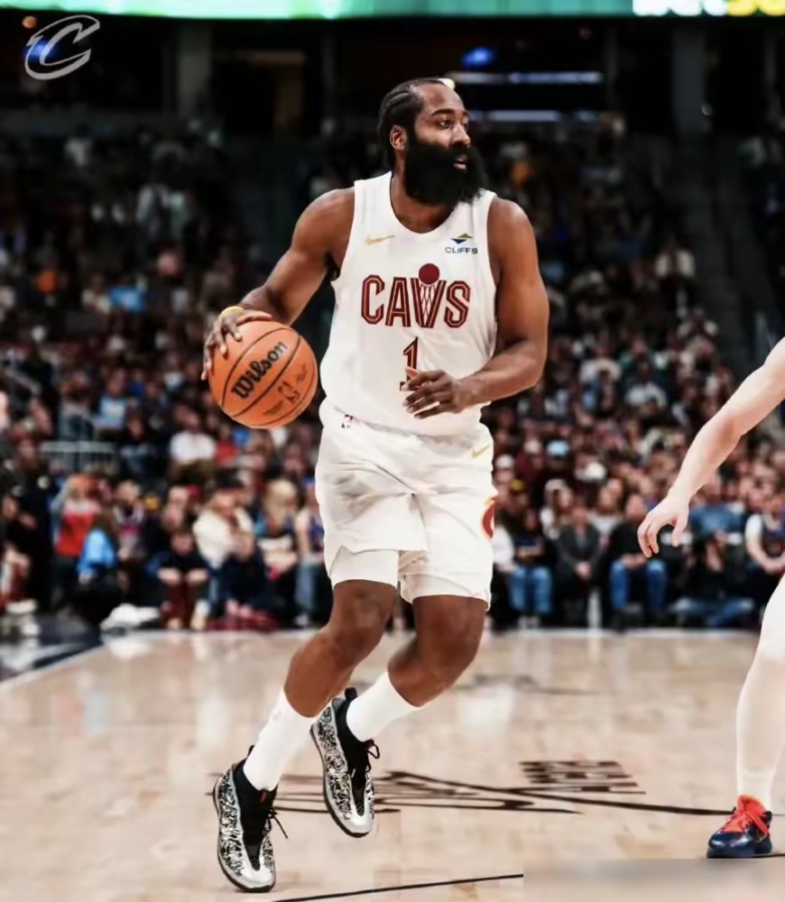 哈登NBA生涯第一次惨遭横扫，这真的让人挺意外的。以往哈登在赛场上那可...