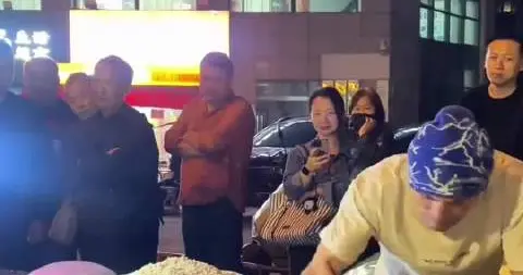 双向奔赴的善良：他守着良心打馕，网友守着他涨价