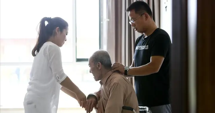 做住家保姆8年，我想劝大家：真想为老人好，就停止"说教式养老"