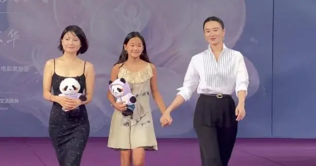 梅婷女儿登百花红毯拿奖，小小年纪气场稳，五官颜值像妈妈