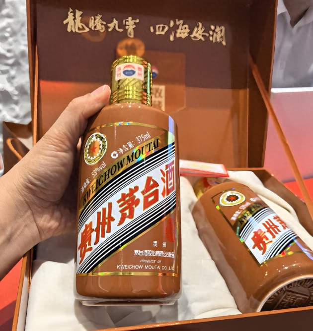 茅台与郎酒，同是酱酒，工艺相似度高达99%，为何身价差出两倍？