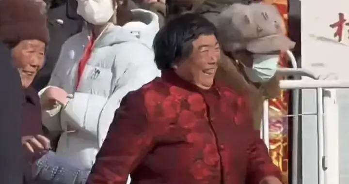 刘强东送年货:大妈腿不酸了跑得贼快！外乡女孩羡慕都想嫁光明村