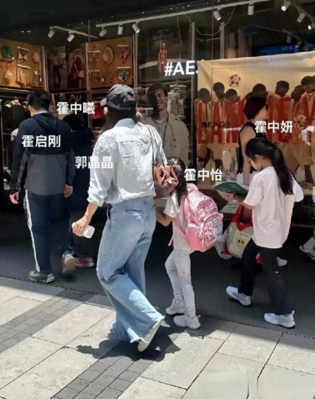郭晶晶一家五口现身香港街头！霍启刚瘦到不敢认，9岁女儿意外