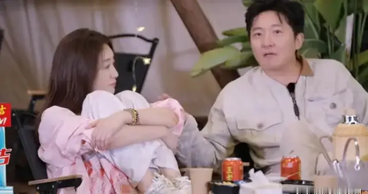 李小冉疑似回应离婚，说不想找男人，郭京飞让她养狗，她还真养了