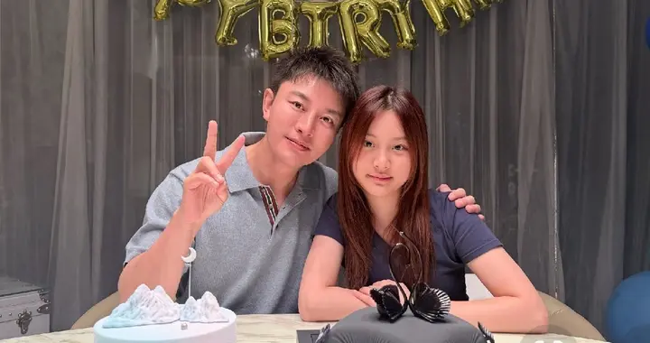 贾乃亮晒43岁生日照，头靠头搂着女儿，甜馨越来越漂亮了