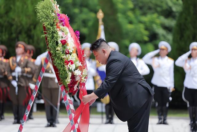 谁敢动朝鲜？半岛急速升温，中俄到访，金正恩拜谒志愿军烈士陵园