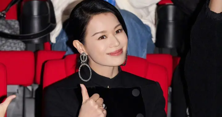 46岁的胡杏儿气色真好，身穿黑色西装，干净利落不失贵气感