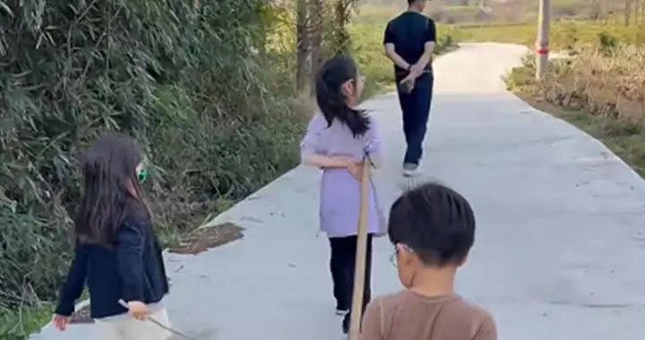 朱丹周一围带儿女挖笋：不装不演，这才是中年夫妻最舒服的状态