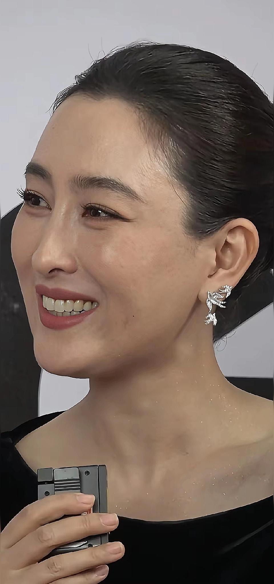 马苏这个女演员很奇怪，她年轻的时候不年轻，现在年纪大了看着也不老，文荣...