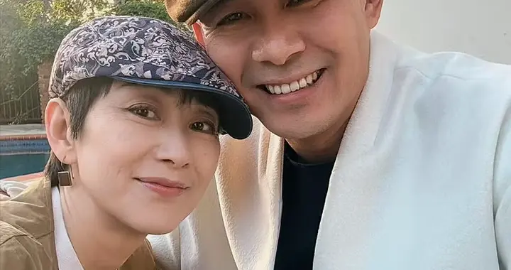 贾一平董晓燕晒合照庆祝结婚22周年，夫妻俩笑得好甜蜜，感情好好