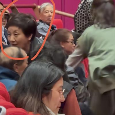 竹轩听雨123456：邓婕也不算太大，可