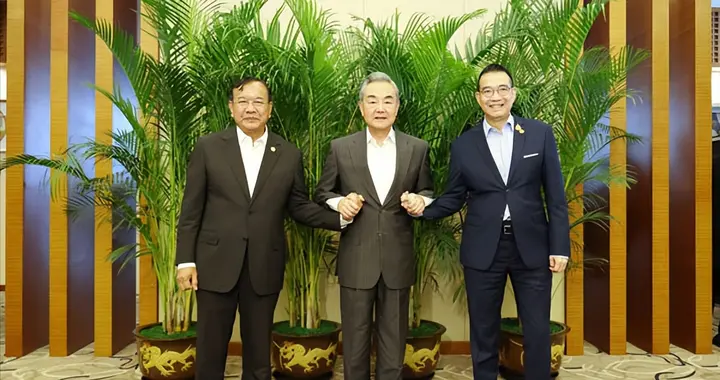 泰柬宣布停火后，不到24小时，王毅请双方来华会谈，中方亮明态度