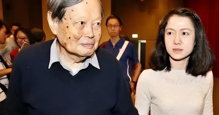 一场追悼会，戳穿翁帆沉默两个月真相，原来杨振宁生前真的没说错