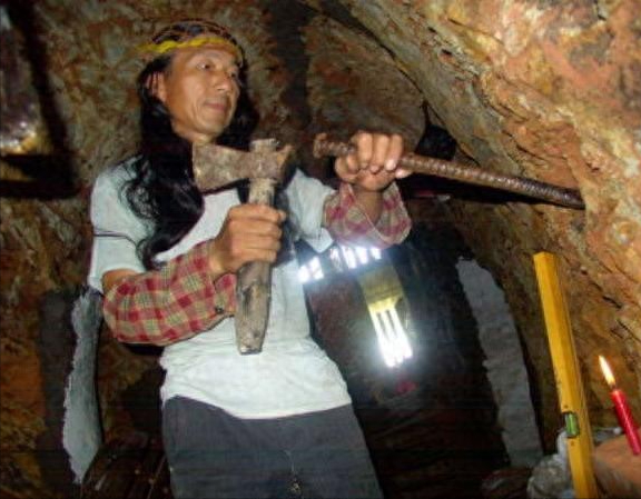 江西“野人”因失恋隐居23年，在山洞凿出一室三厅，70岁依然单身