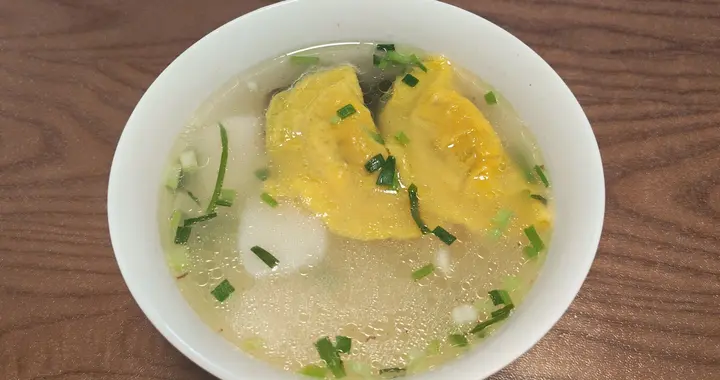 灶君朝天欲言事，买饧裂纸祀厨神