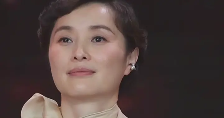 上海这晚，女明星们袒胸露背的礼服，全败给一身简约穿搭的吴越