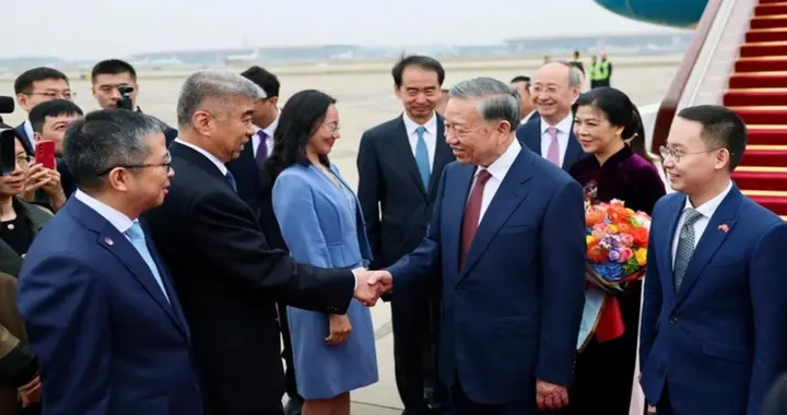 越南领导人抵京后，乘坐复兴号高铁直奔雄安。