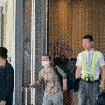 彩虹吃瓜娱乐：没想到天后王菲也要给女儿背