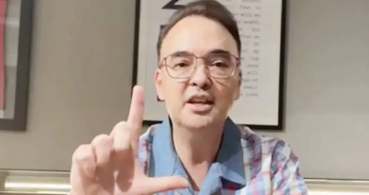艾伦的“英雄主义”和“L型”手势引发争议