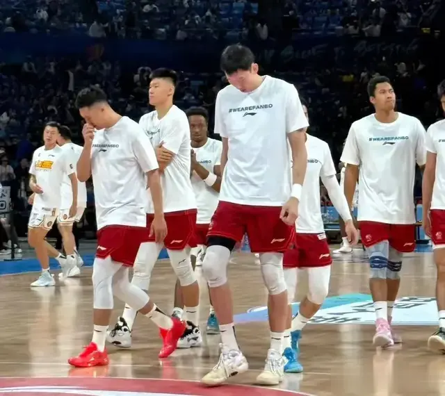 北京男篮 G3 全队 T 恤印 “我们是凡博”，意义非凡
