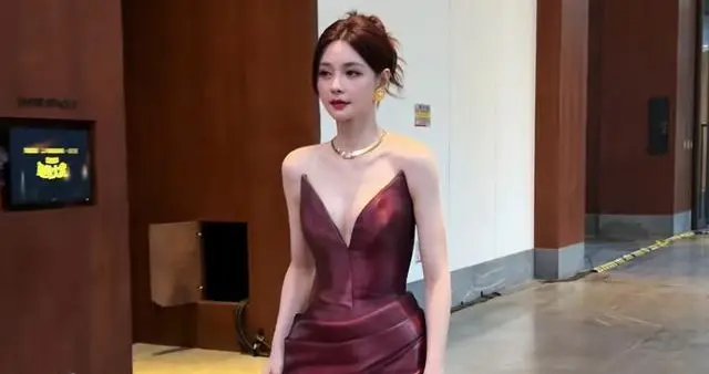 沈梦辰刚为丈夫杜海涛庆生，第二天就摔了，网友调侃她是乐极生悲