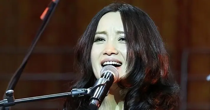 连上5次春晚，私下和恩师同居多年，怀孕后被骗流产，现57岁单身