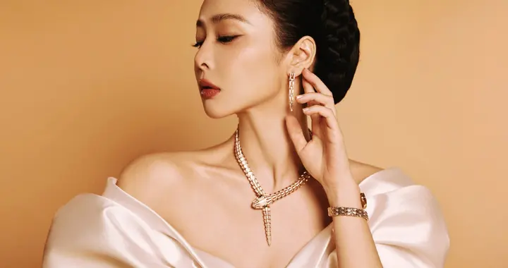 高叶深V礼裙，身材真好