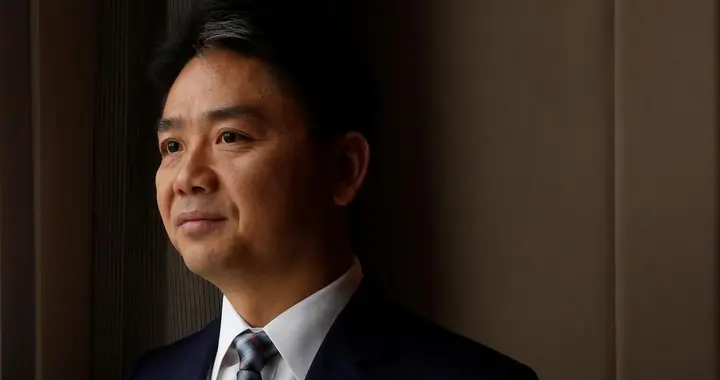 刘强东的两个妹妹：一个43岁难产离世，一个有钱有颜陪父母左右