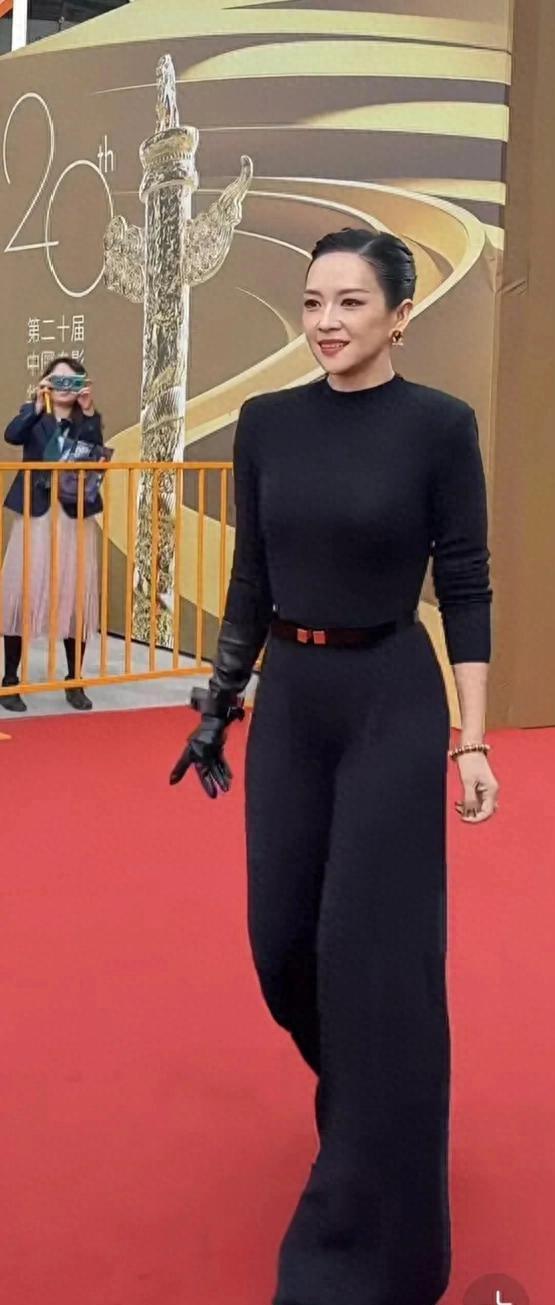 章子怡46岁华表奖惊艳亮相，身材略显壮实？宝刀未老。