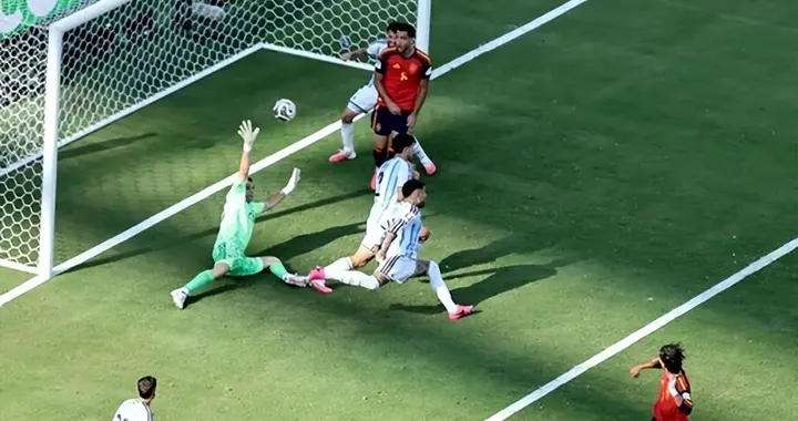 世界杯决赛乱成一团！阿根廷输球还动手，FIFA竟成赢家，狂赚百亿