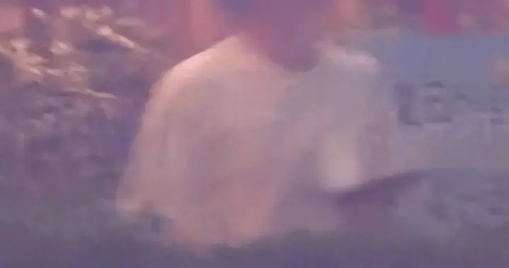包贝尔被曝和美女疑进同间房 戴渔夫帽全程低调！
