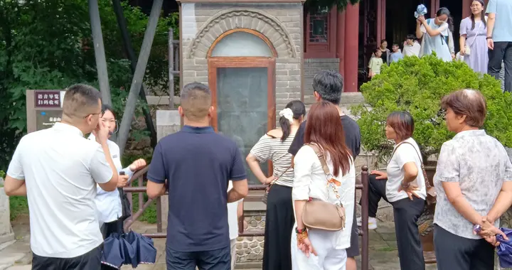李斯泰山刻石，为秦代现存唯一真迹，记录了秦始皇泰山封禅轶事