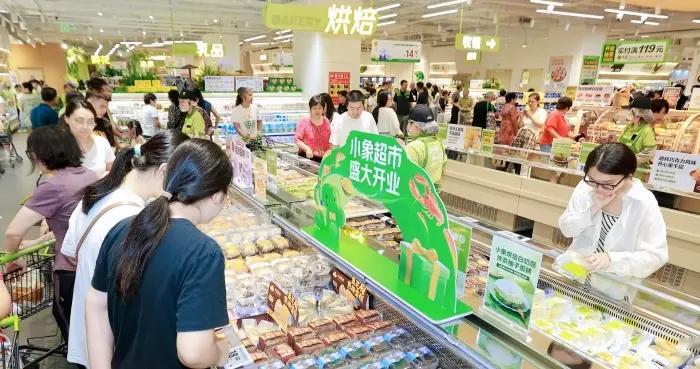 帝王蟹现捞、牛排现切、南昌拌粉上架，小象超市把边逛边吃玩明白