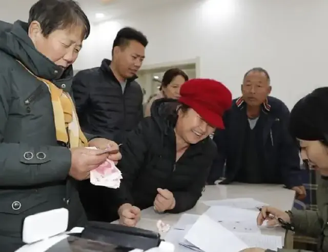 缴不缴新农合是农民的事，村干部为何催缴新农合，原因值得深思