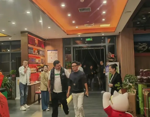 明星在青岛聚餐，王宝强显气场，黄渤和夏雨坐两边，C位毋庸置疑