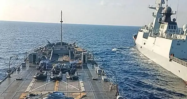 最近不过5米，中菲军舰差点撞上，顶不住压力菲舰转向逃离