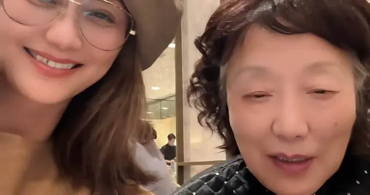 演员李颖一家逛街，58岁弟弟长得帅比她显老，84岁老母亲很精神