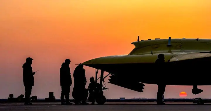 跟水分子无关，彩虹7无人机首飞，为战机导弹开道才是主业