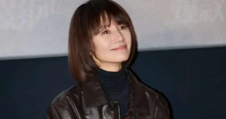 47岁袁泉的中年穿搭真时髦！棕色皮衣+牛仔裤，减龄洋气又高级！