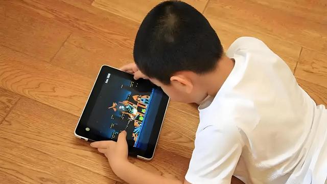 裴姐：这段时间，我发现小孙子不玩文具了